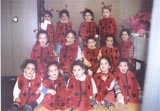 גני ילדים אשר תפרו תחפושות אחידות לילדים
